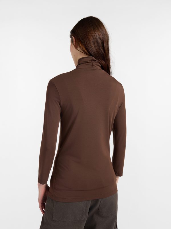 Dolcevita donna con bassotto — Cioccolato