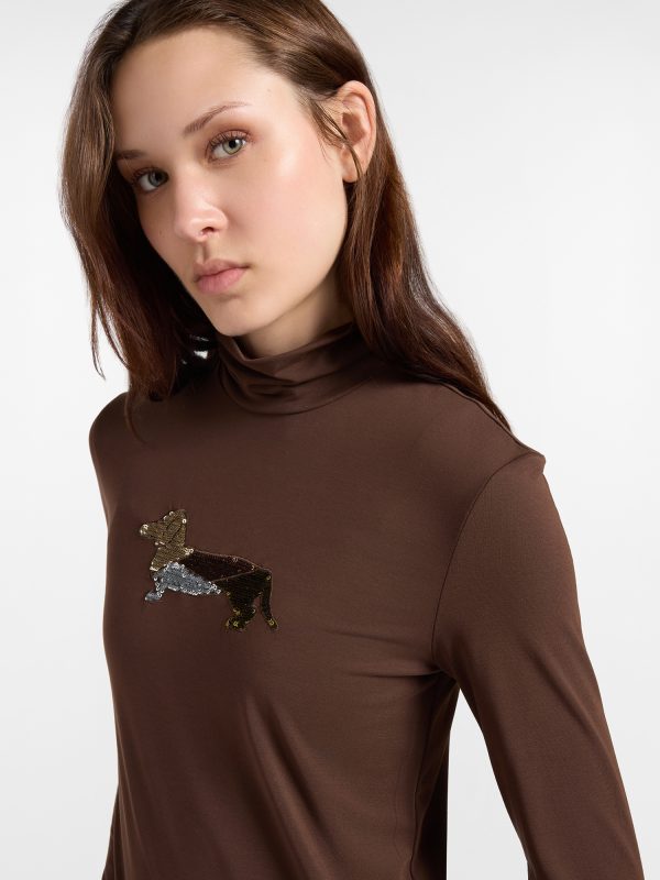 Dolcevita donna con bassotto — Cioccolato